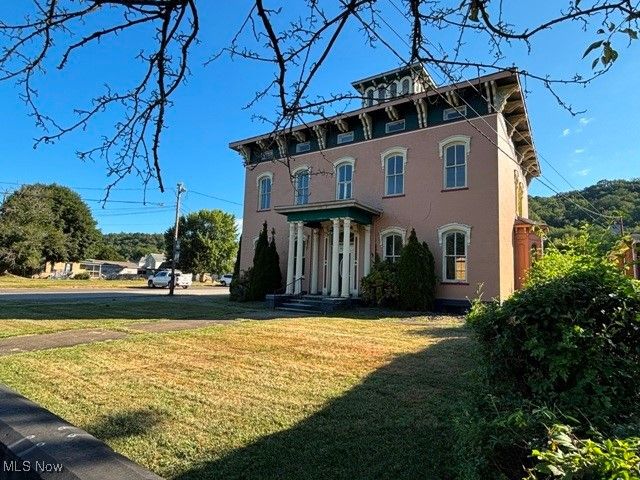 900 Ridge Avenue, New Cumberland, WV 26047