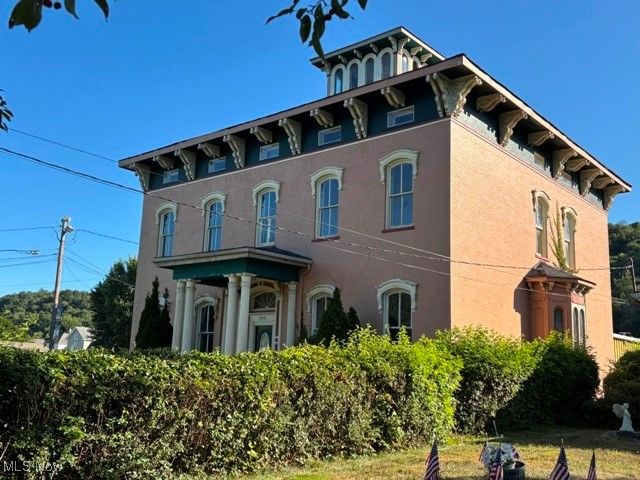 900 Ridge Avenue, New Cumberland, WV 26047