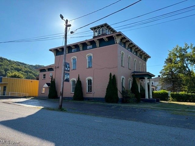 900 Ridge Avenue, New Cumberland, WV 26047