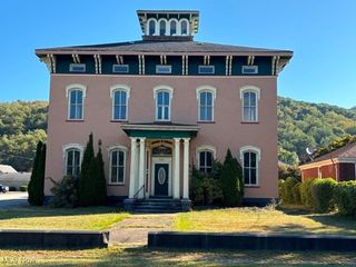 900 Ridge Avenue, New Cumberland, WV 26047