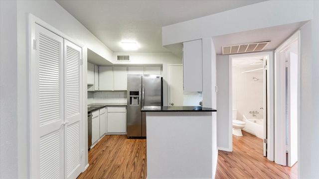 10811 Richmond Avenue 101, Houston, TX 77042