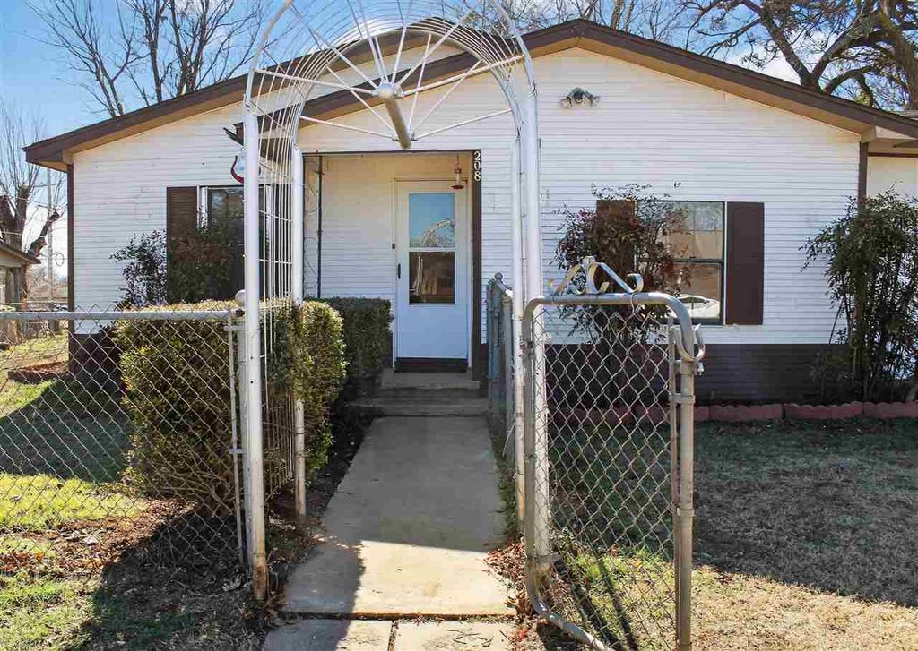208 W Oliver St, Fletcher, OK 73541