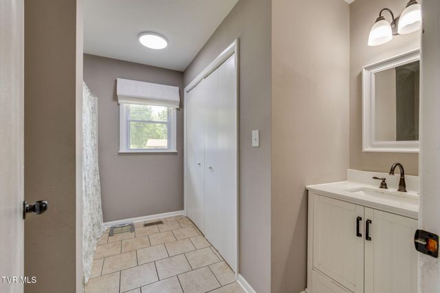 6 York Circle, Johnson City, TN 37601