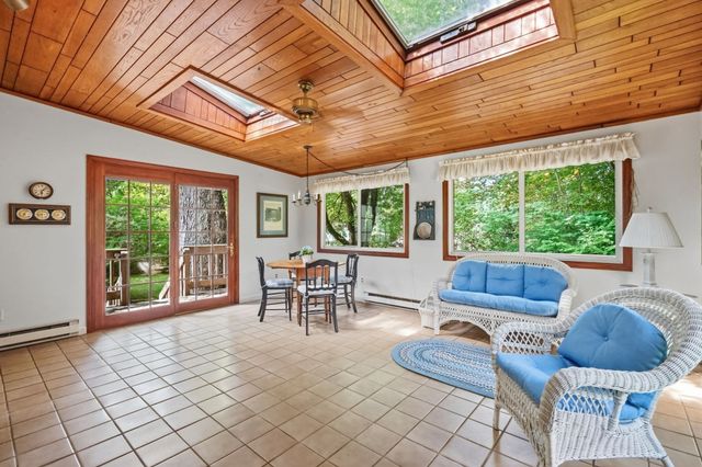 1374 Plumtree Rd, Springfield, MA 01119