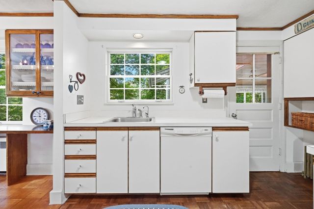 1374 Plumtree Rd, Springfield, MA 01119