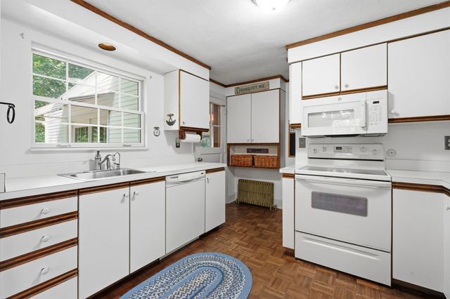 1374 Plumtree Rd, Springfield, MA 01119