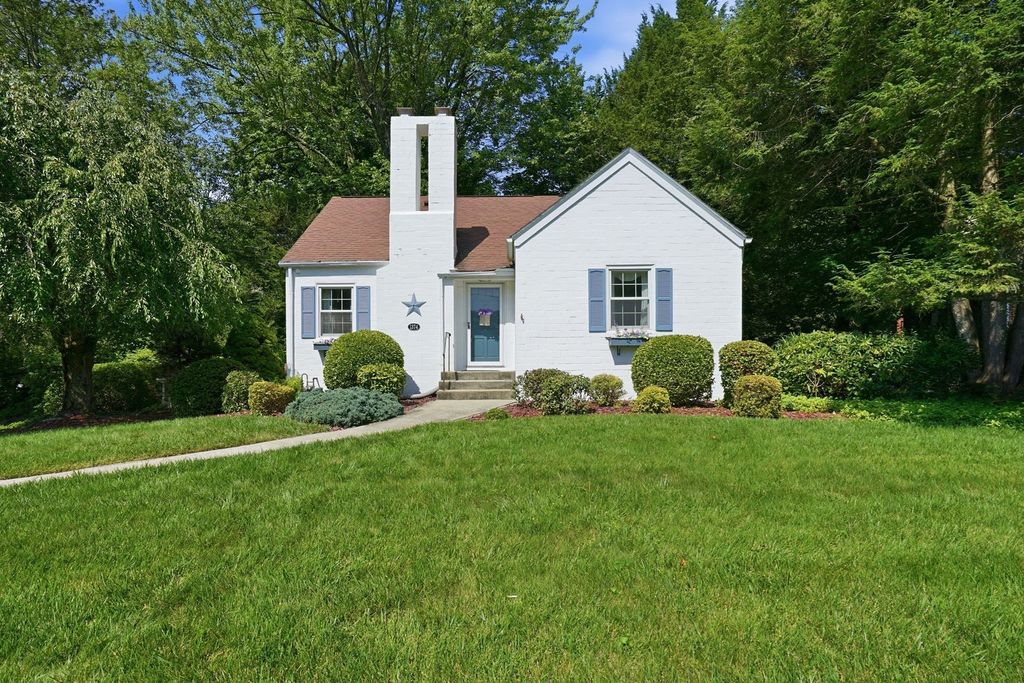 1374 Plumtree Rd, Springfield, MA 01119