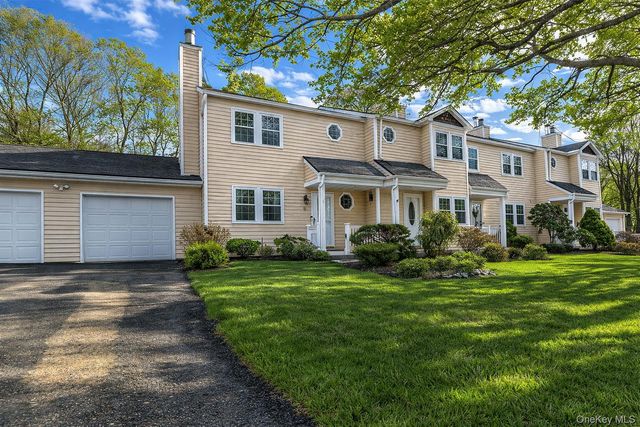 8 Huntington Commons 8, Yaphank, NY 11980