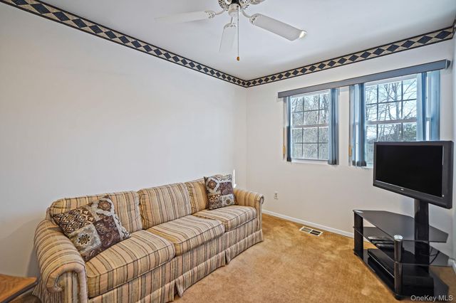 8 Huntington Commons 8, Yaphank, NY 11980