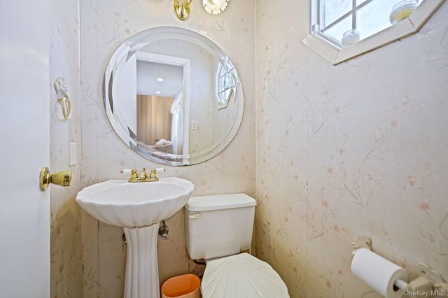 8 Huntington Commons 8, Yaphank, NY 11980