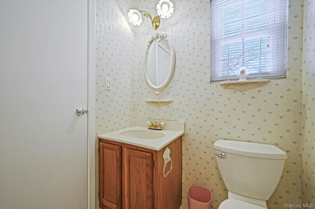 8 Huntington Commons 8, Yaphank, NY 11980