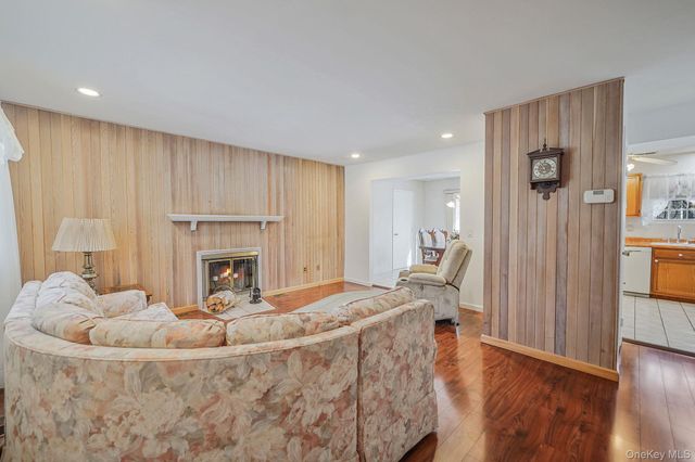 8 Huntington Commons 8, Yaphank, NY 11980