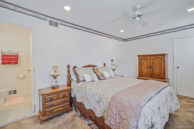 8 Huntington Commons 8, Yaphank, NY 11980