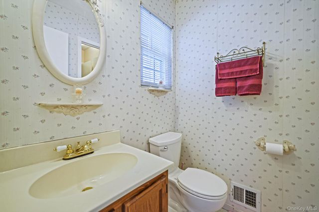 8 Huntington Commons 8, Yaphank, NY 11980