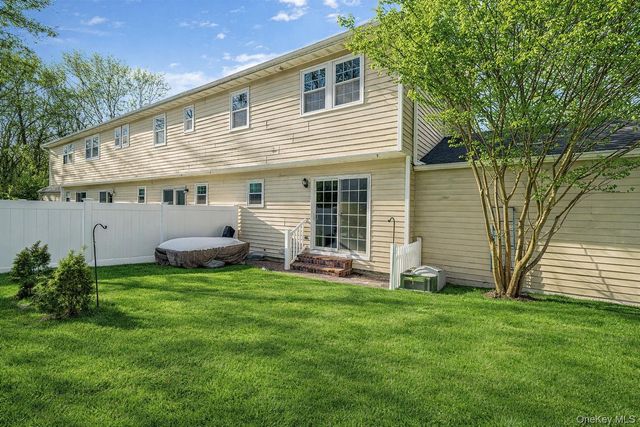 8 Huntington Commons 8, Yaphank, NY 11980