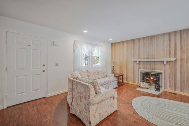 8 Huntington Commons 8, Yaphank, NY 11980