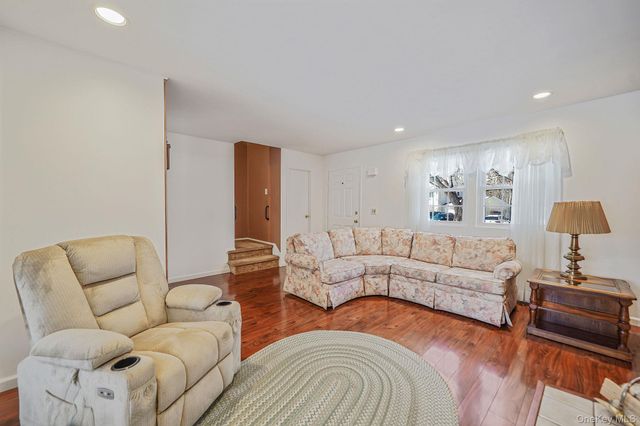 8 Huntington Commons 8, Yaphank, NY 11980