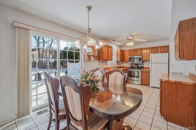 8 Huntington Commons 8, Yaphank, NY 11980