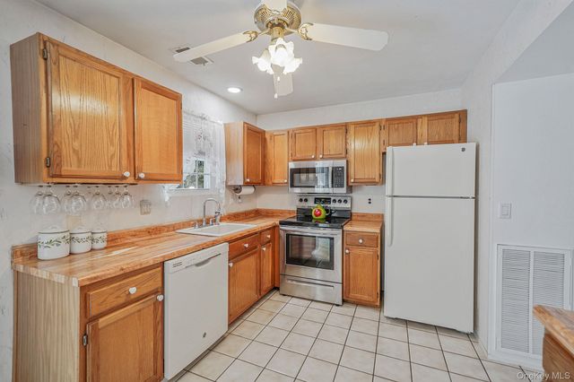8 Huntington Commons 8, Yaphank, NY 11980