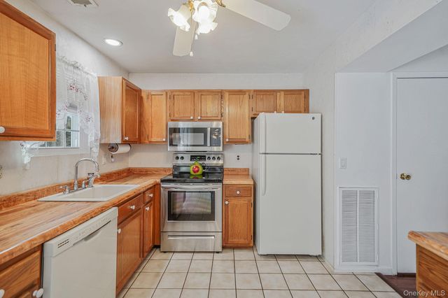 8 Huntington Commons 8, Yaphank, NY 11980