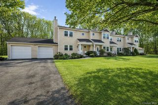 8 Huntington Commons 8, Yaphank, NY 11980