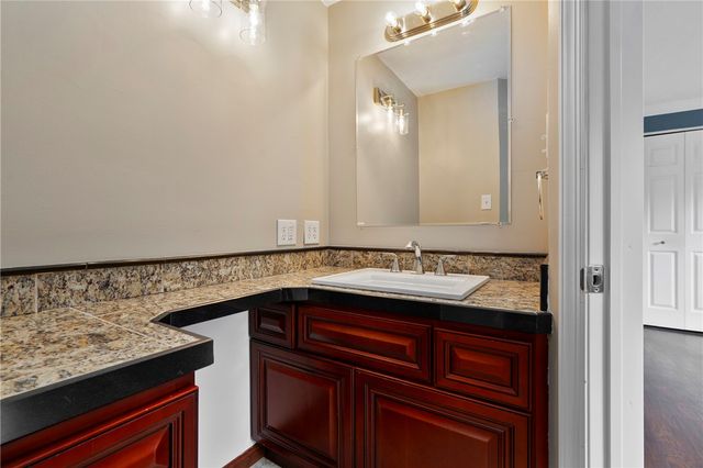 113 Spruce Valley Dr, Ross Twp, PA 15229