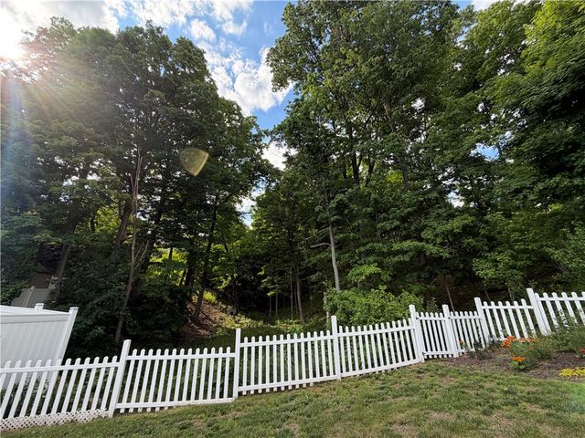 113 Spruce Valley Dr, Ross Twp, PA 15229