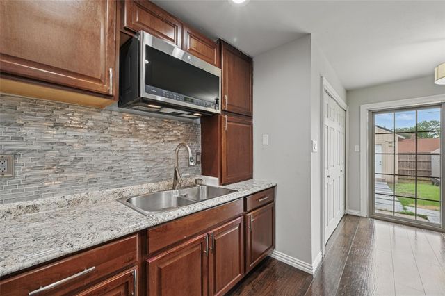 802 Netherland Drive, Arlington, TX 76017