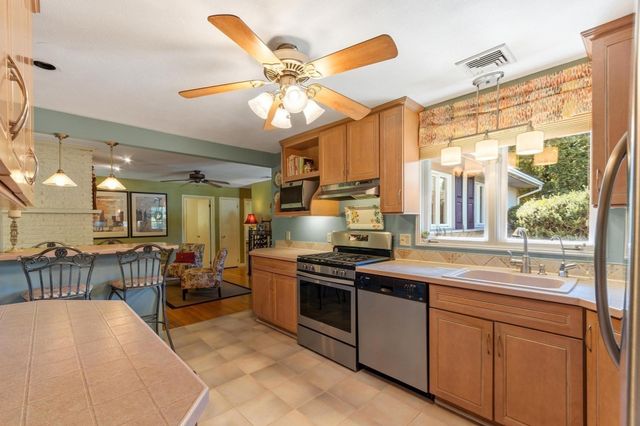 1 Birchwood Terrace, Groveland, MA 01834