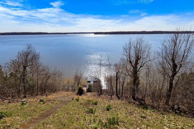 591 Shore Dr, Big Sandy, TN 38221