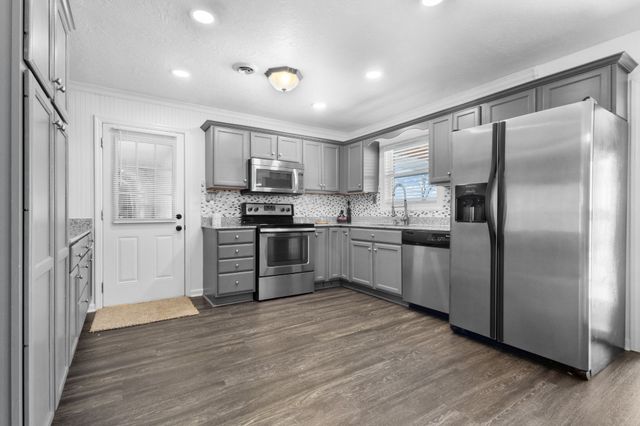 591 Shore Dr, Big Sandy, TN 38221