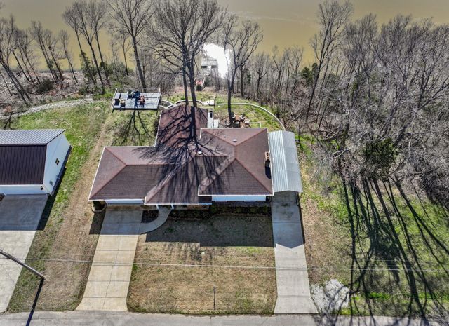 591 Shore Dr, Big Sandy, TN 38221