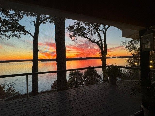 591 Shore Dr, Big Sandy, TN 38221