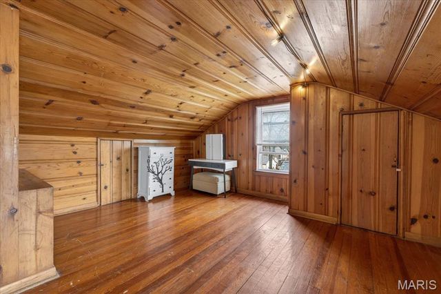 9533 Gentry Avenue, St Louis, MO 63125