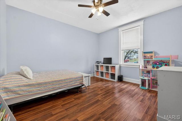 9533 Gentry Avenue, St Louis, MO 63125