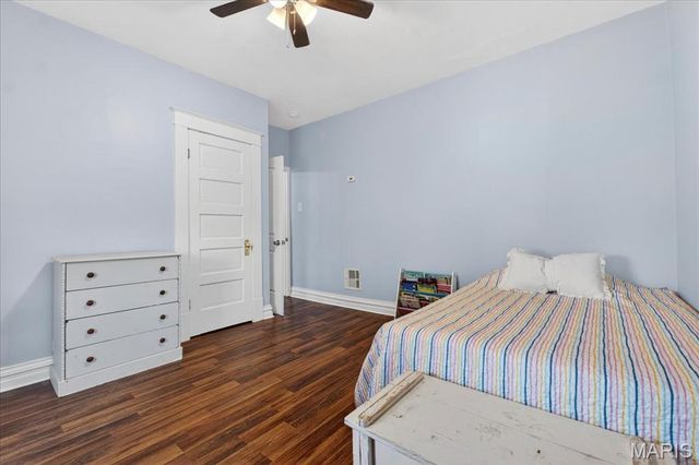 9533 Gentry Avenue, St Louis, MO 63125