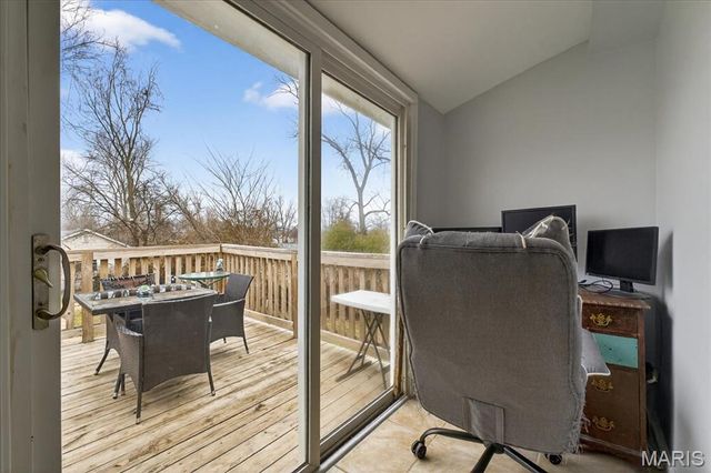 9533 Gentry Avenue, St Louis, MO 63125