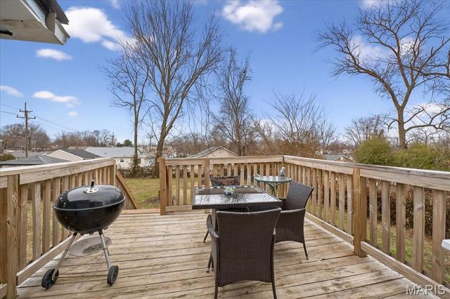 9533 Gentry Avenue, St Louis, MO 63125