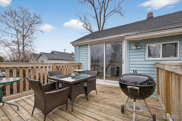 9533 Gentry Avenue, St Louis, MO 63125