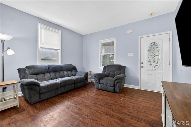 9533 Gentry Avenue, St Louis, MO 63125