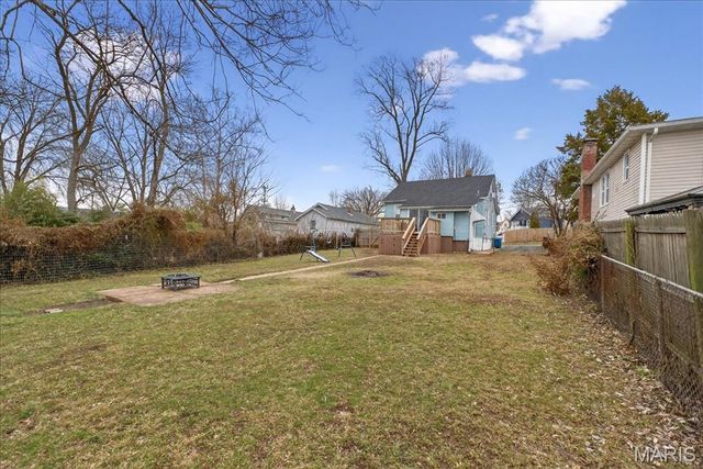 9533 Gentry Avenue, St Louis, MO 63125