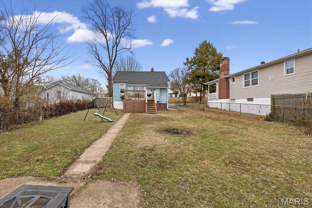 9533 Gentry Avenue, St Louis, MO 63125