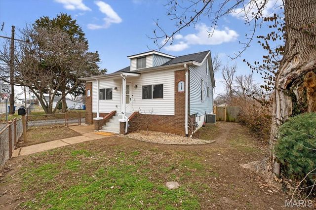 9533 Gentry Avenue, St Louis, MO 63125