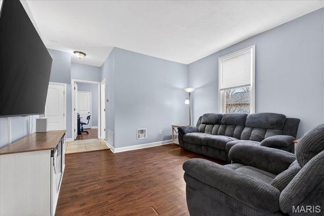 9533 Gentry Avenue, St Louis, MO 63125