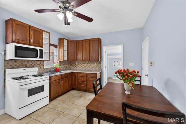 9533 Gentry Avenue, St Louis, MO 63125