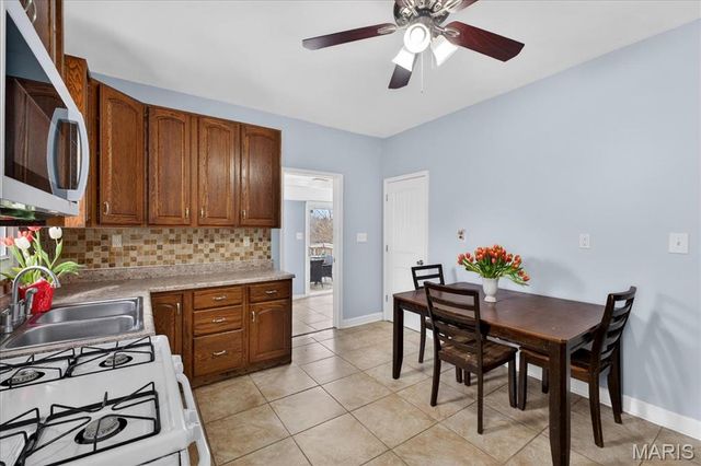 9533 Gentry Avenue, St Louis, MO 63125