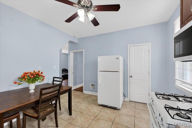 9533 Gentry Avenue, St Louis, MO 63125