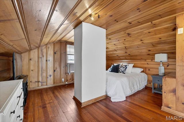 9533 Gentry Avenue, St Louis, MO 63125