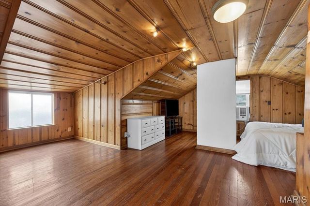 9533 Gentry Avenue, St Louis, MO 63125