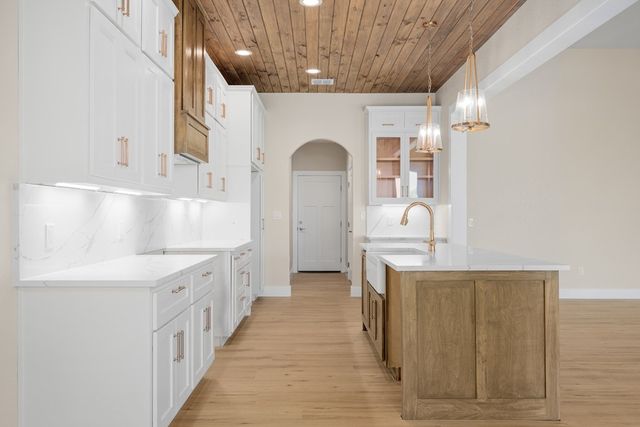 200 Castle Pines Dr, Kerrville, TX 78028